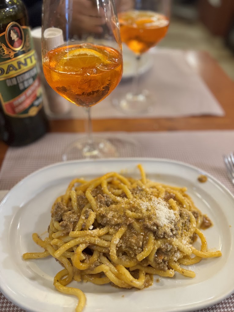 Bigoli al ragù con formaggio grattugiato e uno Spritz all'Osteria La Vela