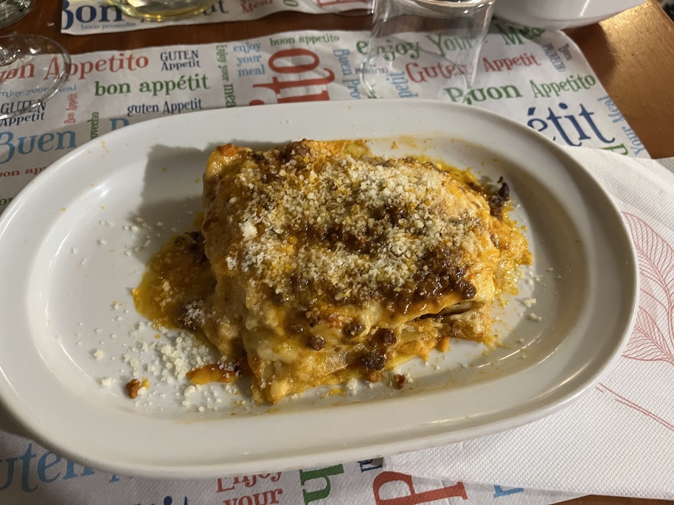 Lasagna al ragù con formaggio grattugiato all'Osteria La Vela