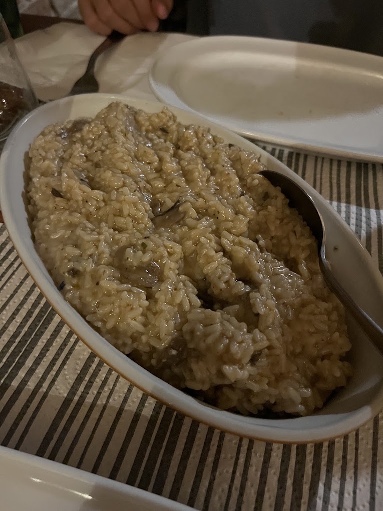 Risotto ai funghi servito nella pirofila all'Osteria La Vela